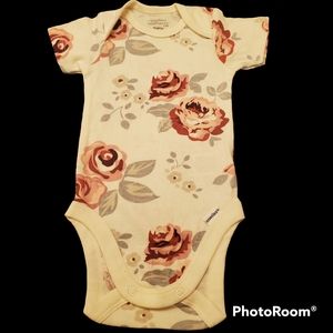 0-3 months Onesies. Little girl. Floral print. Organic cotton